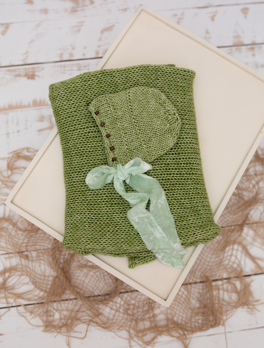 Newborn knitted wrap, bonnet, beads, velvet, green Ready to send